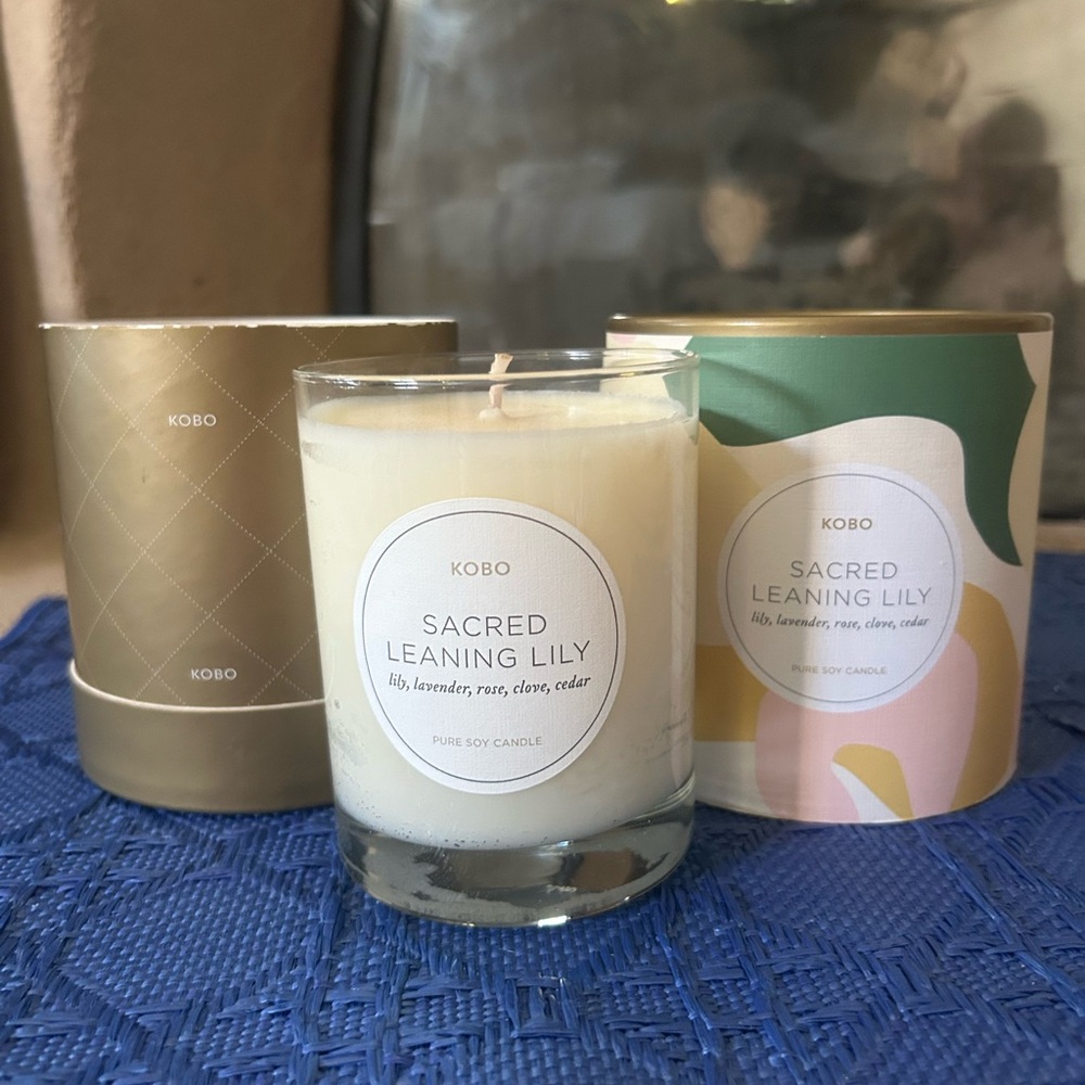 Kobo Sacred Leaning Lily Candle